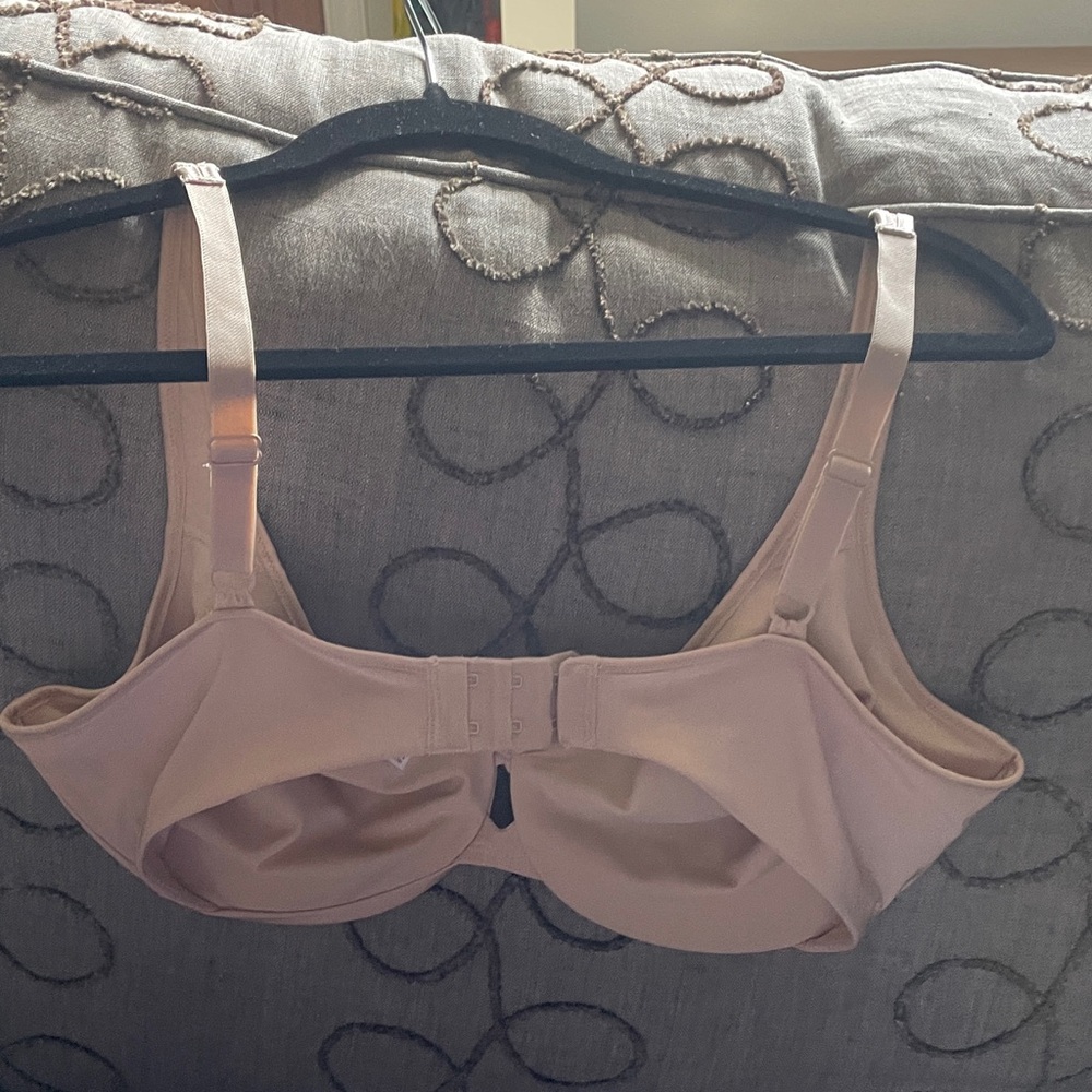 Lilyette Bra nude 38D .  Unpadded underwire style.  Adjustable straps.  EUC - Picture 7 of 12